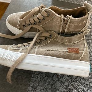 like new adorable Blowfish sneakers w zipper